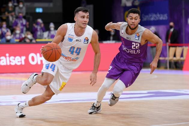 Nikola Rebic Mitteldeutscher BC on the ball , Stephen Brown Jr BG Goettingen R , Basketball, Bundesliga, BBL, BG Goettingen Syntainics MBC, 11 12 2021, BG Goettingen Mitteldeutscher BC, Basketball, Bundesliga, GER, BBL, 11 12 2021 Goettingen Copyright: xEibner-Pressefotox-xRolandxSippelx
