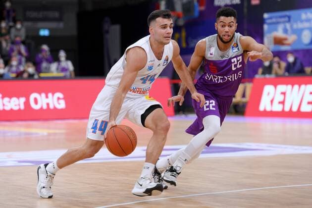 Nikola Rebic Mitteldeutscher BC on the ball , Stephen Brown Jr BG Goettingen R , Basketball, Bundesliga, BBL, BG Goettingen Syntainics MBC, 11 12 2021, BG Goettingen Mitteldeutscher BC, Basketball, Bundesliga, GER, BBL, 11 12 2021 Goettingen Copyright: xEibner-Pressefotox-xRolandxSippelx