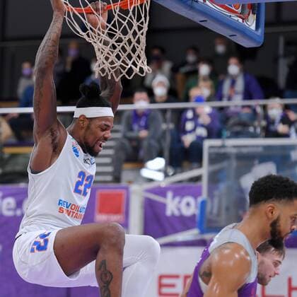 Dunking of Chris Coffey Mitteldeutscher BC , Basketball, Bundesliga, BBL, BG Goettingen Syntainics MBC, 11 12 2021, BG Goettingen Mitteldeutscher BC, Basketball, Bundesliga, GER, BBL, 11 12 2021 Goettingen Copyright: xEibner-Pressefotox-xRolandxSippelx