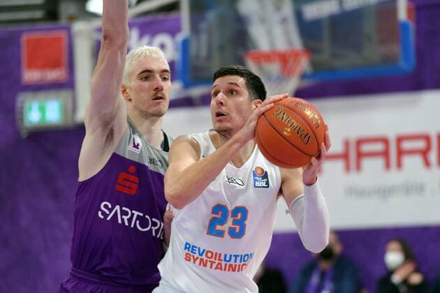 Goran Huskic Mitteldeutscher BC on the ball , Philipp Hartwich BG Goettingen L , Basketball, Bundesliga, BBL, BG Goettingen Syntainics MBC, 11 12 2021, BG Goettingen Mitteldeutscher BC, Basketball, Bundesliga, GER, BBL, 11 12 2021 Goettingen Copyright: xEibner-Pressefotox-xRolandxSippelx