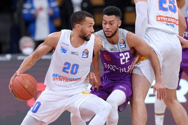 Jamel Morris Mitteldeutscher BC on the ball , Stephen Brown Jr BG Goettingen R , Basketball, Bundesliga, BBL, BG Goettingen Syntainics MBC, 11 12 2021, BG Goettingen Mitteldeutscher BC, Basketball, Bundesliga, GER, BBL, 11 12 2021 Goettingen Copyright: xEibner-Pressefotox-xRolandxSippelx