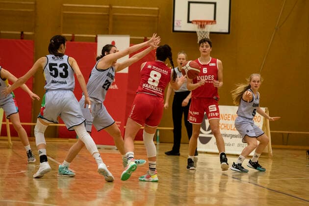 11 12 2021, 2 Toyota Womens Basketball Bundesliga North, DBBL, 2021 2022 season, women, Chemcats Chemnitz BG 89 AVIDES Hurricanes Pia Mankertz, BG 89 AVIDES Hurricanes, Courtney Michele Strait, ChemCats Chemnitz Chemnitz Sporthalle am Schlossteich Sachsen Germany