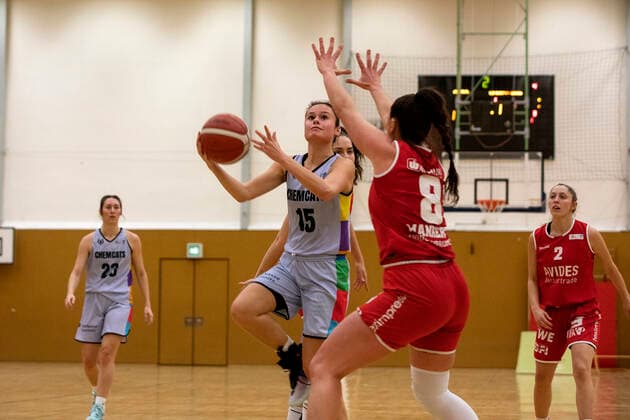 11 12 2021, 2 Toyota Womens Basketball Bundesliga North, DBBL, Season 2021 2022, Women, Chemcats Chemnitz BG 89 AVIDES Hurricanes Jessica Kluge, ChemCats Chemnitz, Pia Mankertz, BG 89 AVIDES Hurricanes Chemnitz Sporthalle am Schlossteich Sachsen Germany