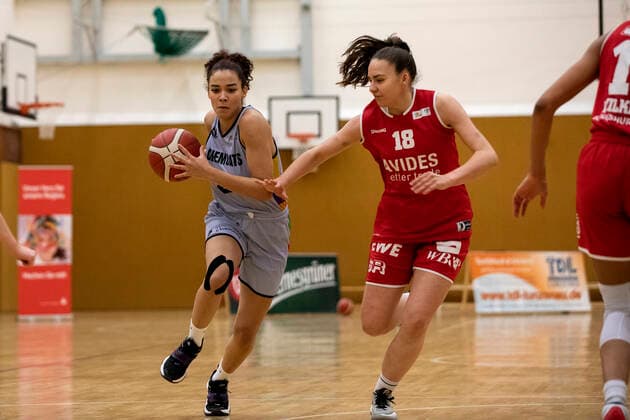 11 12 2021, 2 Toyota Womens Basketball Bundesliga North, DBBL, Season 2021 2022, Women, Chemcats Chemnitz BG 89 AVIDES Hurricanes Anabel Neuber Valdez, ChemCats Chemnitz, Michelle Schischkov, BG 89 AVIDES Hurricanes Chemnitz Sporthalle am Schlossteich Saxony Germany