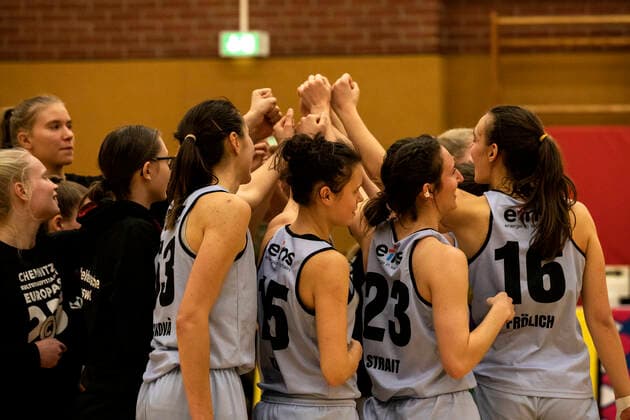 11 12 2021, 2 Toyota Damen Basketball Bundesliga Nord, DBBL, Saison 2021 2022, Damen, Chemcats Chemnitz BG 89 AVIDES Hurricanes Cheers of the players of ChemCats Chemnitz Sporthalle am Schlossteich Sachsen Germany