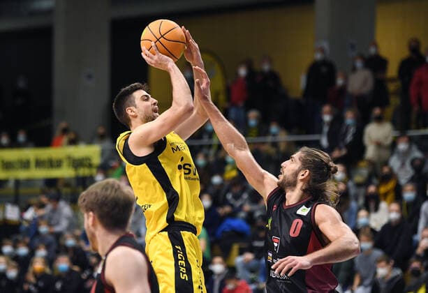 Basketball 2 Bundesliga 2021 2022 13 Matchday 20 11 2021 in Rottenburg Tigers Tuebingen Artland Dragons Mateo Seric li, Tigers vs Adam Pechacek re, Artland Dragons.