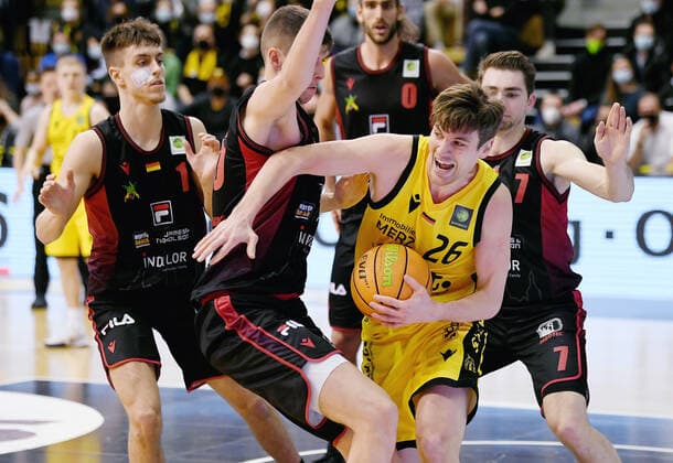 Basketball 2 Bundesliga 2021 2022 13 Matchday 20 11 2021 in Rottenburg Tigers Tuebingen Artland Dragons Till Joenke 2 v right, Tigers vs Jacob Knauf 2 v left, Artland Dragons watched by Zachary Ensminger left, Artland Dragons , Adrian Breitlauch right, Tigers