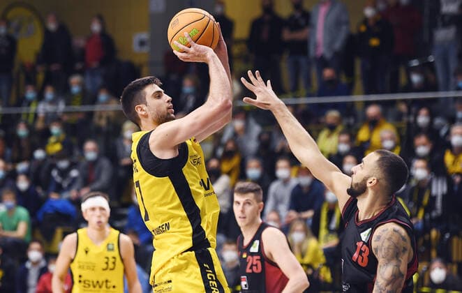 Basketball 2 Bundesliga 2021 2022 13 Matchday 20 11 2021 in Rottenburg Tigers Tuebingen Artland Dragons Mateo Seric li, Tigers vs Taren Sullivan r, Artland Dragons.