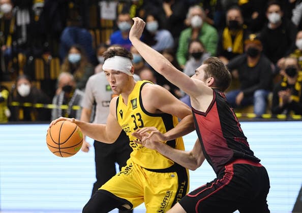 Basketball 2 Bundesliga 2021 2022 13 Matchday 20 11 2021 in Rottenburg Tigers Tuebingen Artland Dragons Ryan Richard Mikesell li, Tigers vs Adrian Breitlauch li, Artland Dragons.