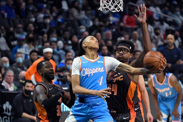 LOS ANGELES, CA - DECEMBER 11: Orlando Magic guard Jalen Suggs (4) gets past Orlando Magic guard Terrence Ross (31) and Orlando Magic center Wendell Carter Jr. (34) for a layup in the fourth quarter during an NBA, Basketball Herren, USA game on December 11, 2021, at the Staples Center in Los Angeles, CA. (Photo by John McCoy Icon Sportswire) NBA: DEC 11 Magic at Clippers Icon2112110173