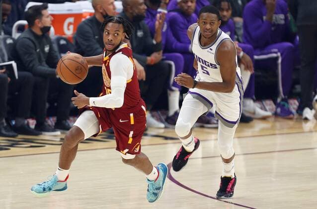 Darius Garland (L) of the Cleveland Cavaliers works against De Aaron Fox (R) of the Sacramento Kings during the first half of the NBA, Basketball Herren, USA game between the Cleveland Cavaliers and the Sacramento Kings at Rocket Mortgage Fieldhouse in Cleveland, Ohio, USA, 11 December 2021. Sacramento Kings at Cleveland Cavaliers !ACHTUNG: NUR REDAKTIONELLE NUTZUNG!  Copyright: xDavidxMaxwellx AME3972 20211212-cc26f39c559025dbaf0e569f0bec41f2e26c6993