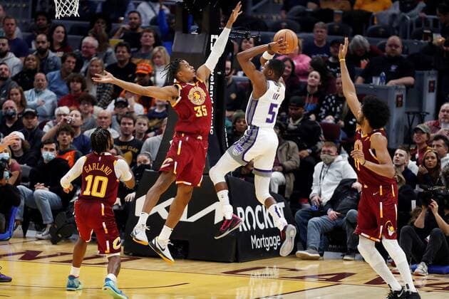 Isaac Okoro (L-C) of the Cleveland Cavaliers defends against De Aaron Fox (R-C) of the Sacramento Kings as Cavaliers players Darius Garland (L) and Jarrett Allen (R) look on during the first half of the NBA, Basketball Herren, USA game between the Cleveland Cavaliers and the Sacramento Kings at Rocket Mortgage Fieldhouse in Cleveland, Ohio, USA, 11 December 2021. Sacramento Kings at Cleveland Cavaliers !ACHTUNG: NUR REDAKTIONELLE NUTZUNG!  Copyright: xDavidxMaxwellx AME3978 20211212-9504254e43016ef8e7ad6ca1ba52aaa4fba1acee