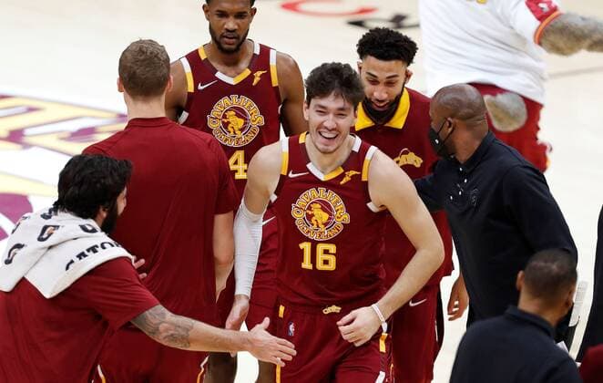 Cavaliers forward Cedi Osman of Turkey (R) receives congratulations from his teammates after making a three-point shot, during the first half of the NBA, Basketball Herren, USA game between the Cleveland Cavaliers and the Sacramento Kings at Rocket Mortgage Fieldhouse in Cleveland, Ohio, USA, 11 December 2021. Sacramento Kings at Cleveland Cavaliers !ACHTUNG: NUR REDAKTIONELLE NUTZUNG!  Copyright: xDavidxMaxwellx AME3981 20211212-c5e18f6d65472c985d89b26102004d1d6008bfb3