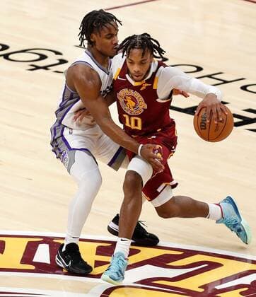 Darius Garland (R) of the Cleveland Cavaliers drives against Davion Mitchell (L) of the Sacramento Kings during the second half of the NBA, Basketball Herren, USA game between the Cleveland Cavaliers and the Sacramento Kings at Rocket Mortgage Fieldhouse in Cleveland, Ohio, USA, 11 December 2021. Sacramento Kings at Cleveland Cavaliers !ACHTUNG: NUR REDAKTIONELLE NUTZUNG!  Copyright: xDavidxMaxwellx AME4005 20211212-d8ae145084c8176a60cd06fa07894ebc3ba3c274