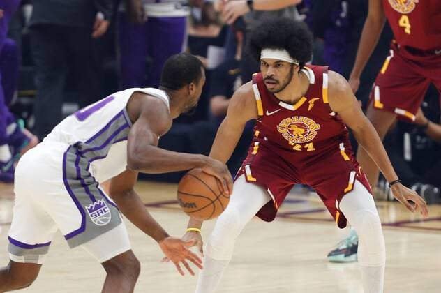Jarrett Allen (R) of the Cleveland Cavaliers defends against Harrison Barnes (L) of the Sacramento Kings, during a NBA, Basketball Herren, USA game between Cleveland Cavaliers and Sacramento Kings, at Rocket Mortgage Fieldhouse in Cleveland, Ohio, USA, 11 December 2021. Sacramento Kings at Cleveland Cavaliers !ACHTUNG: NUR REDAKTIONELLE NUTZUNG!  Copyright: xDavidxMaxwellx AME4018 20211212-7c769b41c2815b0965fcc8bbb668061b58cd6713