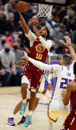 Darius Garland (L) of the Cleveland Cavaliers goes to the basket against Sacramento Kings center Alex Len (R) of Ukraine, during a NBA, Basketball Herren, USA game between Cleveland Cavaliers and Sacramento Kings, at Rocket Mortgage Fieldhouse in Cleveland, Ohio, USA, 11 December 2021. Sacramento Kings at Cleveland Cavaliers !ACHTUNG: NUR REDAKTIONELLE NUTZUNG!  Copyright: xDavidxMaxwellx AME4019 20211212-96f6a1a8978b9d1383629ed7e8289f997abea37e