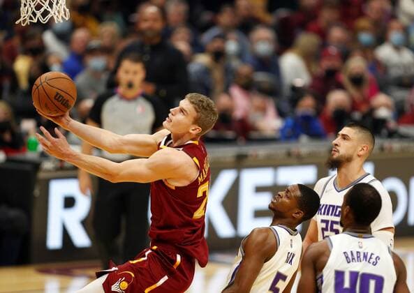 Cleveland Cavaliers forward Lauri Markkanen (L) of Finland goes to the basket as De Aaron Fox (R-C) of the Sacramento Kings, Sacramento Kings center Alex Len (R-C) of Ukraine, and Sacramento Kings forward Harrison Barnes (R) look on, during a NBA, Basketball Herren, USA game between Cleveland Cavaliers and Sacramento Kings, at Rocket Mortgage Fieldhouse in Cleveland, Ohio, USA, 11 December 2021. Sacramento Kings at Cleveland Cavaliers !ACHTUNG: NUR REDAKTIONELLE NUTZUNG!  Copyright: xDavidxMaxwellx AME4021 20211212-cb2397e7f58b7b697090f849b45a3f640335d324