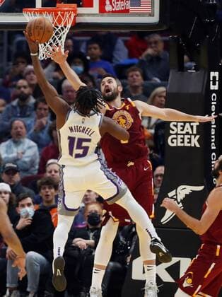 Kevin Love (R) of the Cleveland Cavaliers defends against Davion Mitchell (L) of the Sacramento Kings, during a NBA, Basketball Herren, USA game between Cleveland Cavaliers and Sacramento Kings, at Rocket Mortgage Fieldhouse in Cleveland, Ohio, USA, 11 December 2021. Sacramento Kings at Cleveland Cavaliers !ACHTUNG: NUR REDAKTIONELLE NUTZUNG!  Copyright: xDavidxMaxwellx AME4023 20211212-a361ea286cf7e2f7a7b59e69a6d0527f77409d53