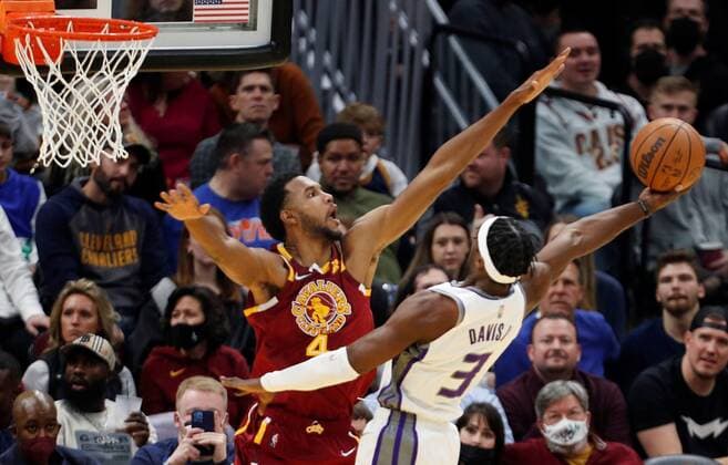 Evan Mobley (L) of the Cleveland Cavaliers defends against Terence Davis (R) of the Sacramento Kings, during a NBA, Basketball Herren, USA game between Cleveland Cavaliers and Sacramento Kings, at Rocket Mortgage Fieldhouse in Cleveland, Ohio, USA, 11 December 2021. Sacramento Kings at Cleveland Cavaliers !ACHTUNG: NUR REDAKTIONELLE NUTZUNG!  Copyright: xDavidxMaxwellx AME4026 20211212-7ec8dbca44d5842492104a6c798214825531a8b1