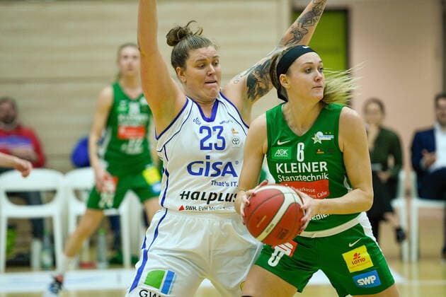 Halle, Germany 11 December 2021 1 BBL Women 2021 2022 Gisa Lions SV Halle vs Rutrinic Stars Keltern v li in duel Klaudia Grudzien Halle and Brittany Carter Keltern SWH arena Sachsen Anhalt Copyright: xFotostandx xxBallaschx