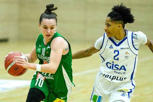 Halle, Germany 11 December 2021 1 BBL Women 2021 2022 Gisa Lions SV Halle vs Rutrinic Stars Keltern v li in duel Sanja Mandic Keltern and Deeshyra Thomas Halle SWH arena Sachsen Anhalt Copyright: xFotostandx xxBallaschx