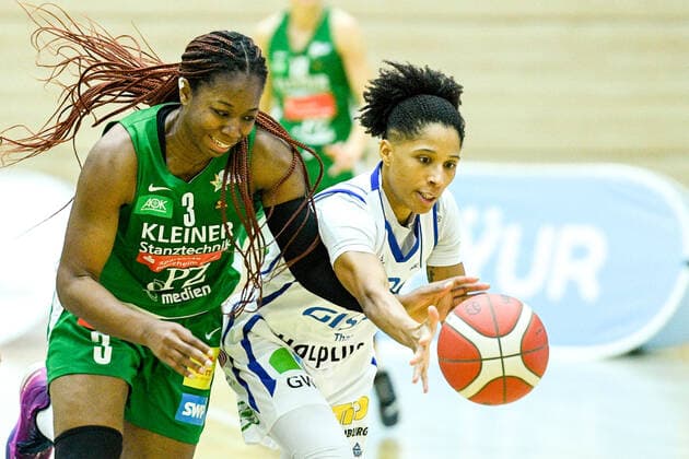 Halle, Germany 11 December 2021 1 BBL Women 2021 2022 Gisa Lions SV Halle vs Rutrinic Stars Keltern v li in duel Brenna Richardson Keltern and Deeshyra Thomas Halle SWH arena Saxony Anhalt Copyright: xFotostandx xxBallaschx