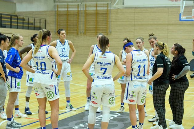 Halle, Germany 11 December 2021 1 BBL Womens 2021 2022 Gisa Lions SV Halle vs Rutrinic Stars Keltern Halles players form a team circle to shoulder SWH arena Sachsen Anhalt Copyright: xFotostandx xxBallaschx