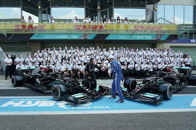 FORMULA 1 ETIHAD AIRWAYS ABU DHABI GRAND PRIX 2021 12 12 2021, Yas Marina Circuit, Abu Dhabi, FORMULA 1 ETIHAD AIRWAYS ABU DHABI GRAND PRIX 2021 , in the picture final photo of the Mercedes AMG Petronas Formula One Team, all team members wear in honour of Valtteri Bottas FIN , Mercedes AMG Petronas Formula One Team wearing his likeness as a mask Lewis Hamilton GBR , Mercedes AMG Petronas Formula One Team, Team Principal and Managing Director Toto Wolff Mercedes AMG Petronas F1 Team wearing the mask upside down, Chairman of the Board Ola Källenius Daimler AG nordphotoxGmbHx xBratic nph00250