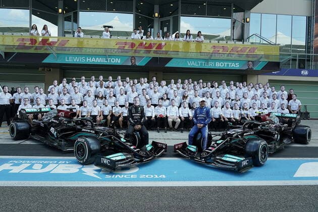FORMULA 1 ETIHAD AIRWAYS ABU DHABI GRAND PRIX 2021 12 12 2021, Yas Marina Circuit, Abu Dhabi, FORMULA 1 ETIHAD AIRWAYS ABU DHABI GRAND PRIX 2021 , in the picture final photo of the Mercedes AMG Petronas Formula One Team, all team members wear in honour of Valtteri Bottas FIN , Mercedes AMG Petronas Formula One Team wearing his likeness as a mask Lewis Hamilton GBR , Mercedes AMG Petronas Formula One Team, Team Principal and Managing Director Toto Wolff Mercedes AMG Petronas F1 Team wearing the mask upside down, Chairman of the Board Ola Källenius Daimler AG nordphotoxGmbHx xBratic nph00250