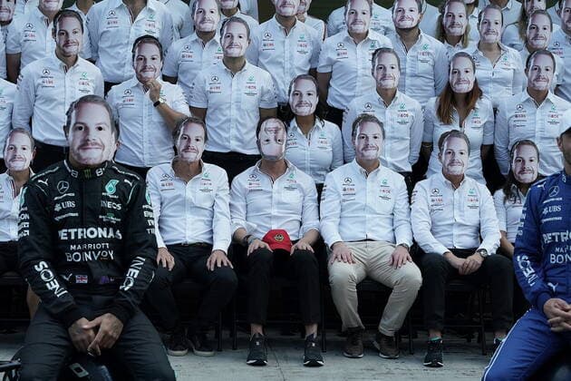 FORMULA 1 ETIHAD AIRWAYS ABU DHABI GRAND PRIX 2021 12 12 2021, Yas Marina Circuit, Abu Dhabi, FORMULA 1 ETIHAD AIRWAYS ABU DHABI GRAND PRIX 2021 , in the picture final photo of the Mercedes AMG Petronas Formula One Team, all team members wear in honour of Valtteri Bottas FIN , Mercedes AMG Petronas Formula One Team wearing his likeness as a mask Lewis Hamilton GBR , Mercedes AMG Petronas Formula One Team, Team Principal and Managing Director Toto Wolff Mercedes AMG Petronas F1 Team wearing the mask upside down, Chairman of the Board of Management Ola Källenius Daimler AG nordphotoxGmbHx xBratic nph00250