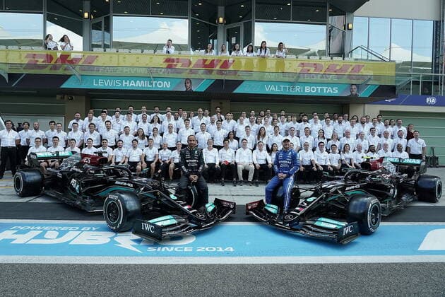 FORMULA 1 ETIHAD AIRWAYS ABU DHABI GRAND PRIX 2021 12 12 2021, Yas Marina Circuit, Abu Dhabi, FORMULA 1 ETIHAD AIRWAYS ABU DHABI GRAND PRIX 2021 , in the picture final photo of the Mercedes AMG Petronas Formula One Team, all team members wear in honour of Valtteri Bottas FIN , Mercedes AMG Petronas Formula One Team wearing his likeness as a mask Lewis Hamilton GBR , Mercedes AMG Petronas Formula One Team, Team Principal and Managing Director Toto Wolff Mercedes AMG Petronas F1 Team wearing the mask upside down, Chairman of the Board of Management Ola Källenius Daimler AG nordphotoxGmbHx xBratic nph00250