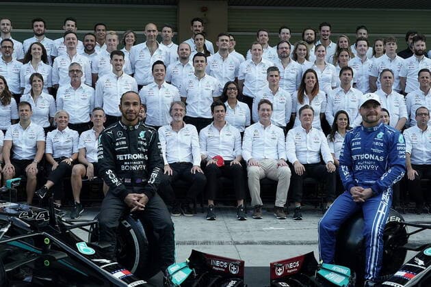 FORMULA 1 ETIHAD AIRWAYS ABU DHABI GRAND PRIX 2021 12 12 2021, Yas Marina Circuit, Abu Dhabi, FORMULA 1 ETIHAD AIRWAYS ABU DHABI GRAND PRIX 2021 , in the picture final photo of the Mercedes AMG Petronas Formula One Team, all team members wear in honour of Valtteri Bottas FIN , Mercedes AMG Petronas Formula One Team wearing his likeness as a mask Lewis Hamilton GBR , Mercedes AMG Petronas Formula One Team, Team Principal and Managing Director Toto Wolff Mercedes AMG Petronas F1 Team wearing the mask upside down, Chairman of the Board of Management Ola Källenius Daimler AG nordphotoxGmbHx xBratic nph00250