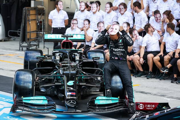 HAMILTON Lewis (gbr), Mercedes AMG F1 GP W12 E Performance, portrait with a mask of BOTTAS Valtteri (fin), Mercedes AMG F1 GP W12 E Performance, portrait during the Formula 1 Etihad Airways Abu Dhabi Grand Prix 2021, 22th round of the 2021 FIA Formula One World Championship, WM, Weltmeisterschaft from December 10 to 12, 2021 on the Yas Marina Circuit, in Yas Island, Abu Dhabi - F1 - ABU DHABI GRAND PRIX 2021 - RACE DPPI Panoramic 00121046_AV6_7782
