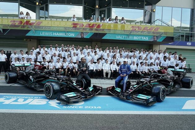 FORMULA 1 ETIHAD AIRWAYS ABU DHABI GRAND PRIX 2021 12 12 2021, Yas Marina Circuit, Abu Dhabi, FORMULA 1 ETIHAD AIRWAYS ABU DHABI GRAND PRIX 2021 , in the picture final photo of the Mercedes AMG Petronas Formula One Team, all team members wear in honour of Valtteri Bottas FIN , Mercedes AMG Petronas Formula One Team wearing his likeness as a mask Lewis Hamilton GBR , Mercedes AMG Petronas Formula One Team, Team Principal and Managing Director Toto Wolff Mercedes AMG Petronas F1 Team wearing the mask upside down, Chairman of the Board of Management Ola Källenius Daimler AG nordphotoxGmbHx xBratic nph00250