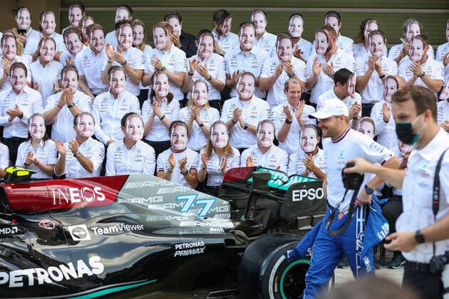 Team picture with a mask of BOTTAS Valtteri (fin), Mercedes AMG F1 GP W12 E Performance, portrait during the Formula 1 Etihad Airways Abu Dhabi Grand Prix 2021, 22th round of the 2021 FIA Formula One World Championship, WM, Weltmeisterschaft from December 10 to 12, 2021 on the Yas Marina Circuit, in Yas Island, Abu Dhabi - F1 - ABU DHABI GRAND PRIX 2021 - RACE DPPI Panoramic  00121046_AV6_7843