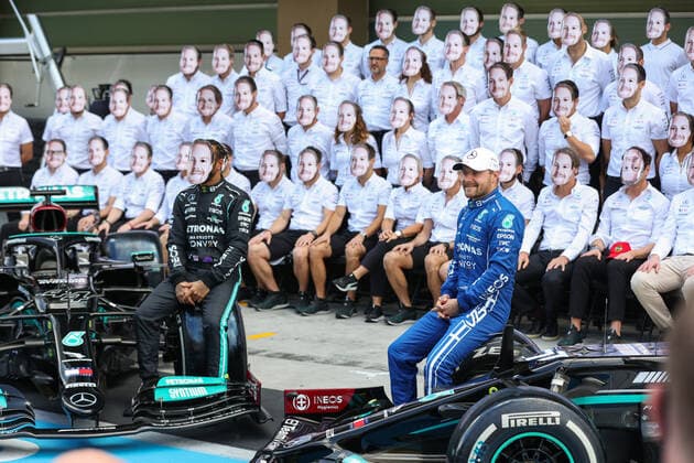 Team picture with a mask of BOTTAS Valtteri (fin), Mercedes AMG F1 GP W12 E Performance, HAMILTON Lewis (gbr), Mercedes AMG F1 GP W12 E Performance, portrait during the Formula 1 Etihad Airways Abu Dhabi Grand Prix 2021, 22th round of the 2021 FIA Formula One World Championship, WM, Weltmeisterschaft from December 10 to 12, 2021 on the Yas Marina Circuit, in Yas Island, Abu Dhabi - F1 - ABU DHABI GRAND PRIX 2021 - RACE DPPI Panoramic 00121046_AV6_7872