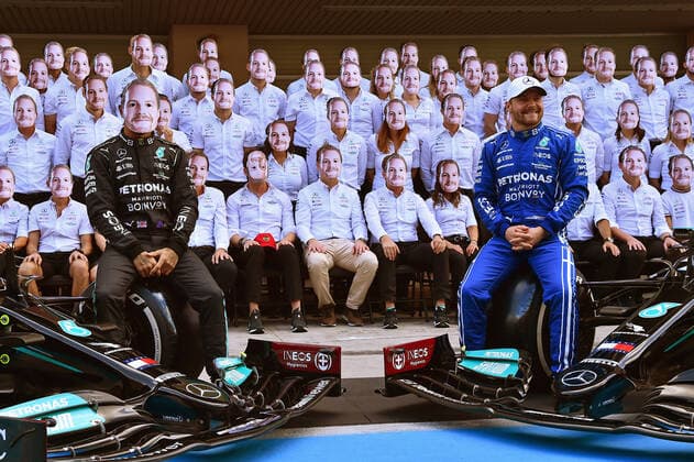 12 12 2021, xekx, Formula 1 FIA, Abu Dhabi Grand Prix 2021 emspor, team photo Mercedes to say goodbye to Valtteri Bottas Mercedes AMG Petronas, 77 left Lewis Hamilton Mercedes AMG Petronas, 44 with Bottas mask DFL DFB REGULATIONS PROHIBIT ANY USE OF PHOTOGRAPHS as IMAGE SEQUENCES and or QUASI VIDEO Abu Dhabi eel-fotografie Eberhard Krieger