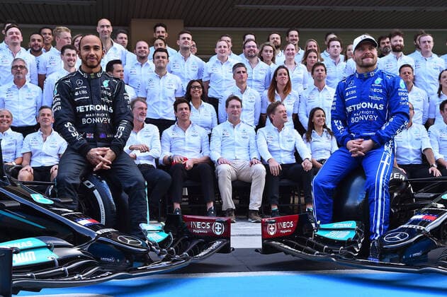 12 12 2021, xekx, Formula 1 FIA, Abu Dhabi Grand Prix 2021 emspor, team photo Mercedes to leave from right Valtteri Bottas Mercedes AMG Petronas, 77 left Lewis Hamilton Mercedes AMG Petronas, 44 DFL DFB REGULATIONS PROHIBIT ANY USE OF PHOTOGRAPHS as IMAGE SEQUENCES and or QUASI VIDEO Abu Dhabi eel-fotografie Eberhard Krieger