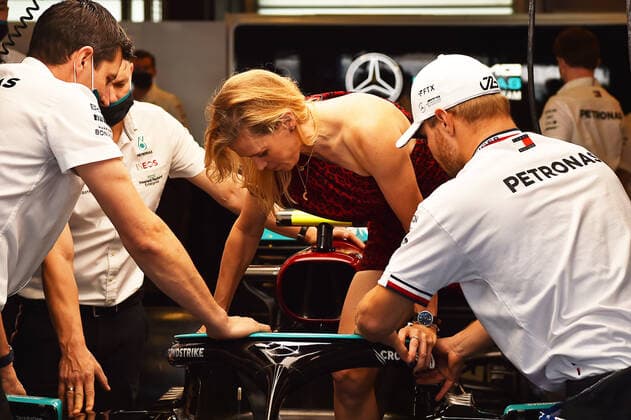 12 12 2021, xekx, Formula 1 FIA, Abu Dhabi Grand Prix 2021 emspor, Valtteri Bottas partner Tiffany Cromwell may sit in Bottas Mercedes DFL DFB REGULATES PROHIBIT ANY USE OF PHOTOGRAPHS as IMAGE SEQUENCES and or QUASI VIDEO Abu Dhabi eel-fotografie Eberhard Krieger