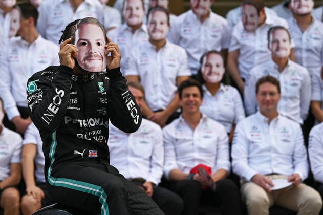12 12 2021, xekx, Formula 1 FIA, Abu Dhabi Grand Prix 2021 emspor, team photo Mercedes to say goodbye to Valtteri Bottas Mercedes AMG Petronas, 77 left Lewis Hamilton Mercedes AMG Petronas, 44 with Bottas mask, behind Toto Wolff Mercedes motorsport chief and Ola Källenius, board member of Mercedes Benz AG DFL DFB REGULATES PROHIBIT ANY USE OF PHOTOGRAPHS as IMAGE SEQUENCES and or QUASI VIDEO Abu Dhabi eel-fotografie Eberhard Krieger