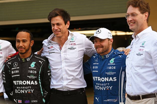 12 12 2021, xekx, Formula 1 FIA, Abu Dhabi Grand Prix 2021 emspor, front Lewis Hamilton Mercedes AMG Petronas, 44 , Toto Wolff Mercedes Motorsport Director , Valtteri Bottas Mercedes AMG Petronas, 77 , Ola Källenius Board of Mercedes Benz AG DFL DFB REGULATIONS PROHIBIT ANY USE OF PHOTOGRAPHS as IMAGE SEQUENCES and or QUASI VIDEO Abu Dhabi eel-fotografie Eberhard Krieger