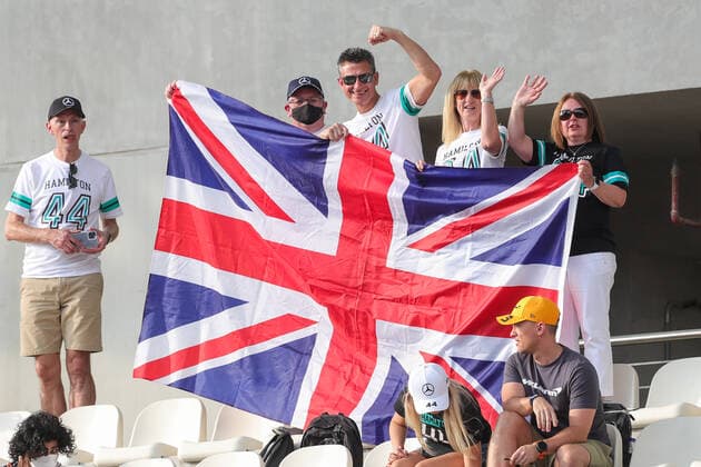 ABU DHABI GRAND PRIX 2021, 12 12 2021 Yas Marina Circuit, Yas Island, 12 December 2021 Lewis Hamilton (GBR), Mercedes AMG Petronas W12 FANS Union Jack flag during the FORMULA 1 ETIHAD AIRWAYS ABU DHABI GRAND PRIX 2021 United Arab Emirates Phil Duncan Editorial Use Only Copyright: xPhilxDuncanx ESM-0291-0001
