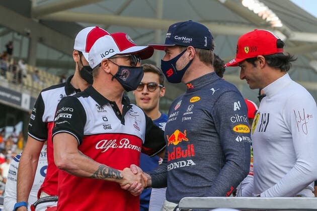 ABU DHABI GRAND PRIX 2021, 12 12 2021 Yas Marina Circuit, Yas Island, 12 December 2021 Kimi Raikkonen (FIN), Alfa Romeo C41 shakes Max Verstappen (NED), Red Bull Racing RB16B clenches hand gesture on truck parade during the FORMULA 1 ETIHAD AIRWAYS ABU DHABI GRAND PRIX 2021 United Arab Emirates Phil Duncan Editorial Use Only Copyright: xPhilxDuncanx ESM-0291-0003