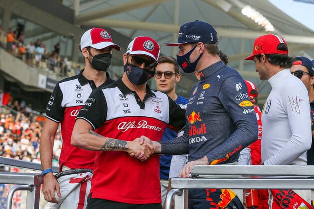 ABU DHABI GRAND PRIX 2021, 12 12 2021 Yas Marina Circuit, Yas Island, 12 December 2021 Kimi Raikkonen (FIN), Alfa Romeo C41 hand shake with Max Verstappen (NED), Red Bull Racing RB16B truck parade during the FORMULA 1 ETIHAD AIRWAYS ABU DHABI GRAND PRIX 2021 United Arab Emirates Phil Duncan Editorial Use Only Copyright: xPhilxDuncanx ESM-0291-0004