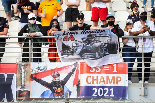 spectators, fans VERSTAPPEN Max (ned), Red Bull Racing Honda RB16B, HAMILTON Lewis (gbr), Mercedes AMG F1 GP W12 E Performance, portrait during the Formula 1 Etihad Airways Abu Dhabi Grand Prix 2021, 22th round of the 2021 FIA Formula One World Championship, WM, Weltmeisterschaft from December 10 to 12, 2021 on the Yas Marina Circuit, in Yas Island, Abu Dhabi - F1 - ABU DHABI GRAND PRIX 2021 - RACE DPPI Panoramic 00121046_AV6_8164