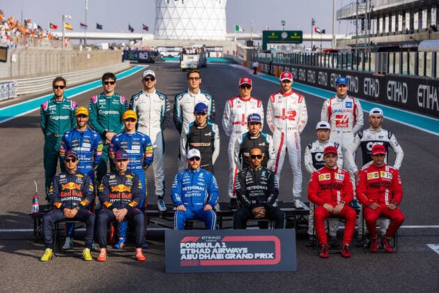 F1 drivers group photo during the Formula 1 Etihad Airways Abu Dhabi Grand Prix 2021, 22th round of the 2021 FIA Formula One World Championship, WM, Weltmeisterschaft from December 10 to 12, 2021 on the Yas Marina Circuit, in Yas Island, Abu Dhabi - F1 - ABU DHABI GRAND PRIX 2021 - RACE DPPI Panoramic  00121046_AV6_8208