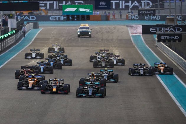 Start of the race, 44 HAMILTON Lewis (gbr), Mercedes AMG F1 GP W12 E Performance, 33 VERSTAPPEN Max (nld), Red Bull Racing Honda RB16B, action during the Formula 1 Etihad Airways Abu Dhabi Grand Prix 2021, 22th round of the 2021 FIA Formula One World Championship, WM, Weltmeisterschaft from December 10 to 12, 2021 on the Yas Marina Circuit, in Yas Island, Abu Dhabi - F1 - ABU DHABI GRAND PRIX 2021 - RACE DPPI Panoramic 00121046__V2_3138.JPG
