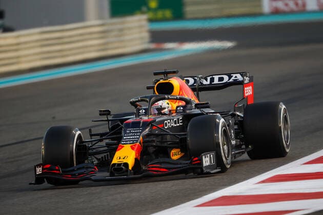 33 VERSTAPPEN Max (nld), Red Bull Racing Honda RB16B, action during the Formula 1 Etihad Airways Abu Dhabi Grand Prix 2021, 22th round of the 2021 FIA Formula One World Championship, WM, Weltmeisterschaft from December 10 to 12, 2021 on the Yas Marina Circuit, in Yas Island, Abu Dhabi - F1 - ABU DHABI GRAND PRIX 2021 - RACE DPPI Panoramic  00121046__V2_3491.JPG