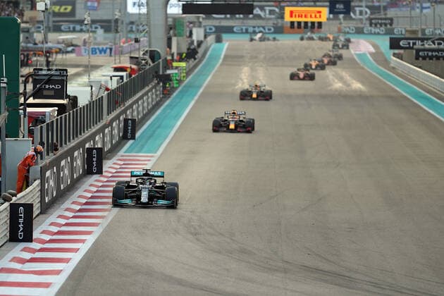 12th December 2021; Yas Marina Circuit, Abu Dhabi, United Arab Emirates: FIA Abu Dhabi F1 Grand Prix Race day: Mercedes AMG Petronas F1 Team, Lewis Hamilton leads followed by Red Bull Racing Honda, Max Verstappen  ActionPlus12347478 Octane