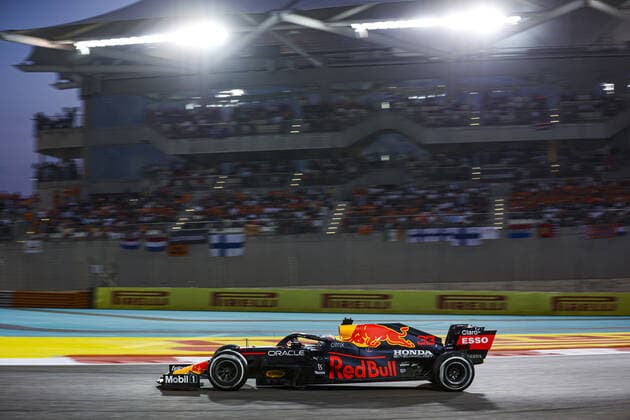 33 VERSTAPPEN Max (nld), Red Bull Racing Honda RB16B, action during the Formula 1 Etihad Airways Abu Dhabi Grand Prix 2021, 22th round of the 2021 FIA Formula One World Championship, WM, Weltmeisterschaft from December 10 to 12, 2021 on the Yas Marina Circuit, in Yas Island, Abu Dhabi - F1 - ABU DHABI GRAND PRIX 2021 - RACE DPPI Panoramic  00121046_AV6_8775.JPG